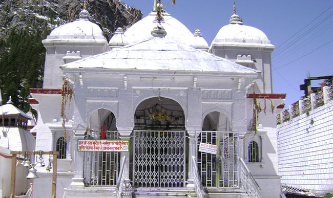 Đền Gangotri, Uttarakhand: Ẩn mình trên cái nôi của dãy Himalaya ở độ cao 3.100m, đền Gangotri là một địa điểm tôn giáo nổi tiếng, hoàn thành mạch du lịch Chota Char Dham của Ấn Độ.&nbsp;