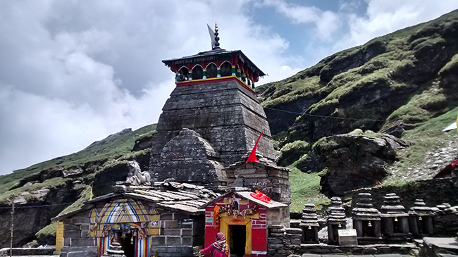 Đền Tungnath, Uttarakhand: Nằm trong dãy núi Tungnath, Đền Tungnath Shiva là đền Hindu cao nhất dành riêng cho Thần Shiva. Ở độ cao khoảng 3680m so với mực nước biển, ngôi đền một trong những điểm du lịch mạo hiểm hấp dẫn nhất ở Ấn Độ.
