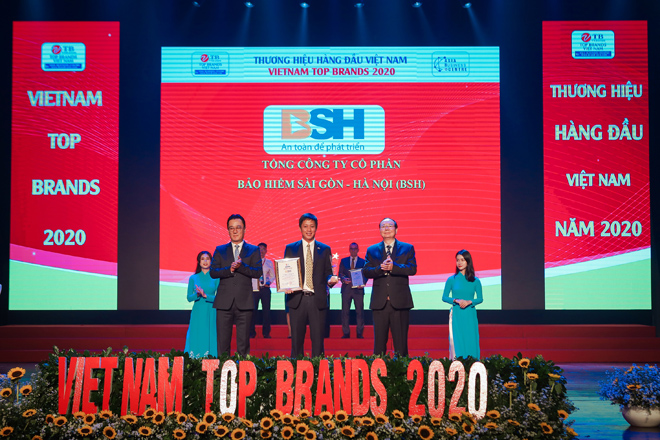 Phó Tổng Giám đốc Bảo hiểm BSH Lê Hoài Nam nhận chứng nhận và Cup vinh danh BSH đạt “Top 10 thương hiệu hàng đầu Việt Nam năm 2020”