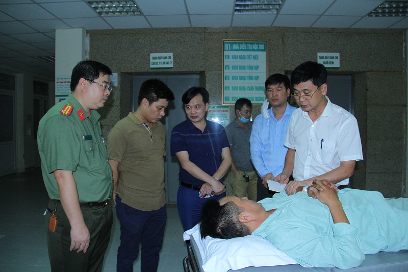 Lãnh đạo Công an tỉnh Lào Cai&nbsp;thăm hỏi, động viên 2 cán bộ bị thương trong khi làm nhiệm vụ.