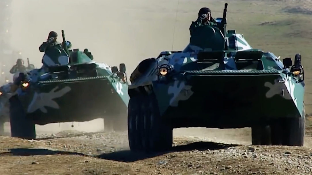 Xe tăng của quân đội Azerbaijan tiến về nơi giao tranh với Armenia (ảnh: Reuters)