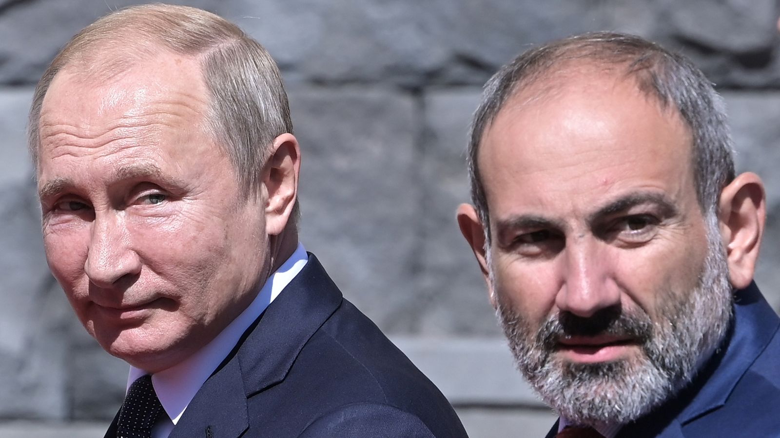 Tổng thống Nga Vladimir Putin (trái) và Thủ tướng Nikol Pashinyan của Armenia năm 2019. Ảnh: Sky News