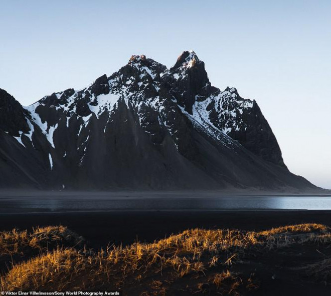 Núi Vestrahorn (Iceland) qua góc máy của nhiếp ảnh gia Viktor Einar Vilhelmsson tham dự hạng mục ảnh phong cảnh.