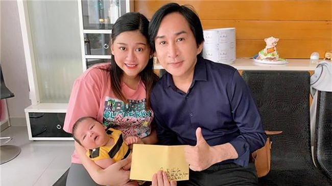 Tháng 05.2019, NSƯT Kim Tử Long chính thức lên chức ông ngoại ở tuổi 53 khi con gái Mai Ka hạ sinh con đầu lòng sau 2 năm kết hôn.
