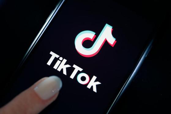 Một số tài khoản TikTok nổi tiếng phát tán ứng dụng độc hại. Ảnh: Migage