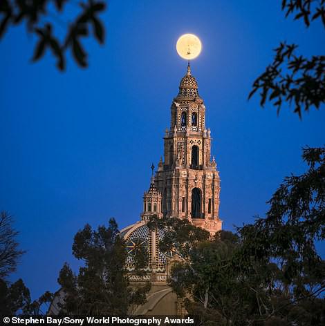 Mặt trăng tròn trên đỉnh tòa tháp California Tower ở công viên Balboa Park, San Diego tham dự hạng mục kiến trúc của tay máy Stephen Bay.&nbsp;