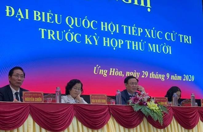 Bí thư Vương Đình Huệ trao đổi điện thoại với Thống đốc Ngân hàng Nhà nước Việt Nam về thông tin cử tri phản ánh - Ảnh: Tiến Hưng