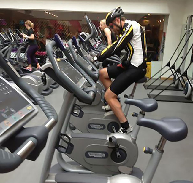 Đạp xe phải an toàn dù là trong phòng gym.
