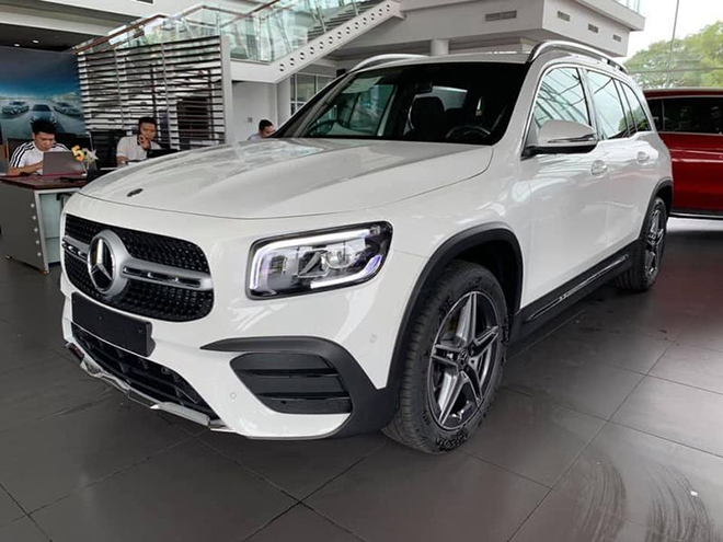 Cận cảnh Mercedes-Benz GLB 200 AMG tại đại lý, giá 2 tỷ đồng - 1