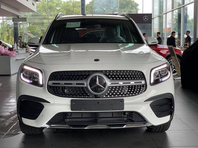 Cận cảnh Mercedes-Benz GLB 200 AMG tại đại lý, giá 2 tỷ đồng - 3