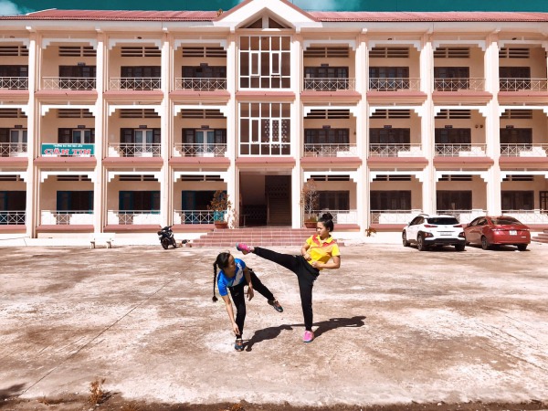 Bài tập nâng chân với dây chằng thể lực giống với tác động của bài tập đá chân trong Judo vì sử dụng cơ từ mông xuống đùi nhiều nhất. Nhờ đó tăng kích thước và độ săn chắc cho vòng mông tối đa. Nhiều động tác trong bộ môn Judo mang lại độ săn chắc cho từng vùng cơ thể.