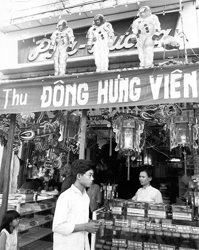 Năm 1969, một cửa hàng bán bánh trung thu gần góc Hiền Vương - Pasteur của Sài Gòn xưa (nay là Võ Thị Sáu - Pasteur, TP.HCM) trưng bày thêm ảnh của phi hành gia để thu hút người tới mua. Bởi trước Tết Trung thu năm 1969 chỉ vài ngày, có một sự kiện quan trọng là loài người lần đầu tiên đặt chân lên Mặt trăng - nơi gắn liền với hình ảnh Tết Trung thu và truyền thuyết về chị Hằng, chú Cuội.