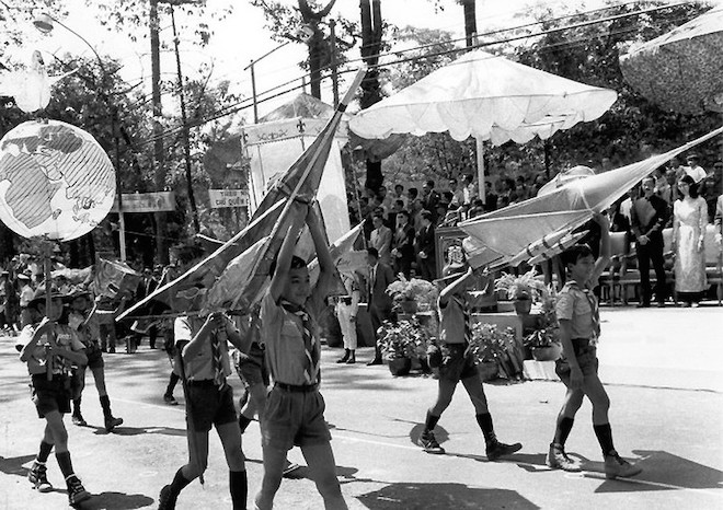 Cũng Sài Gòn xưa vào năm 1969, hơn 5.000 bạn trẻ họp mặt tại Công viên Tao Đàn với mô hình phi thuyền và máy bay để mừng Tết Trung thu.