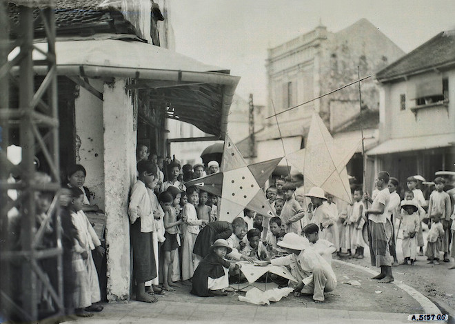 Theo tài liệu ghi lại, bức ảnh này cũng được chụp vào năm 1928 tại Hà Nội. Trong ảnh, những chiếc lồng đèn ông sao cỡ lớn được trẻ rước chung để vui ngày Trung thu.