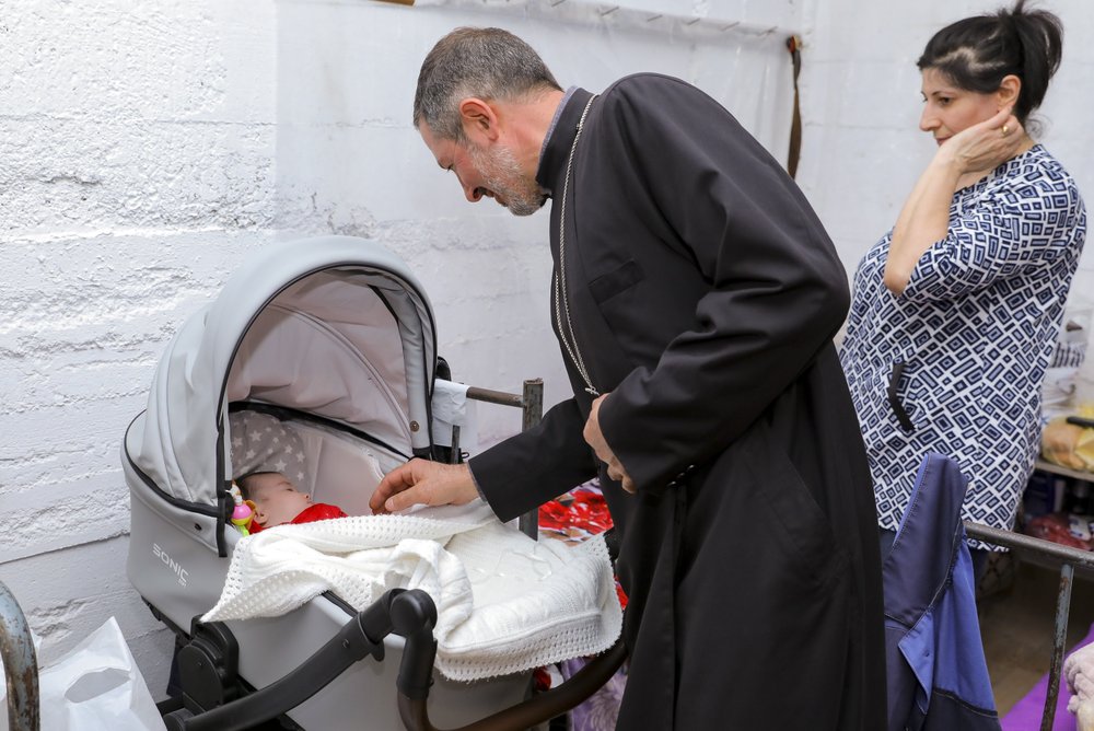 Một bé sơ sinh tại Nagorno-Karabakh được đưa tới nơi trú ẩn an toàn khi chiến sự nổ ra ác liệt (ảnh: AP)