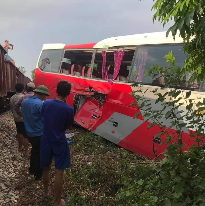 Xe khách và tảu hỏa chở hàng.