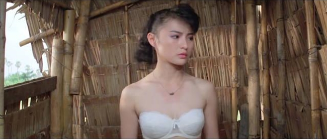 Dù không phải phim 18+ song cảnh khoe nội y trong phim của người đẹp Hong Kong được xếp vào một trong những cảnh quay sexy nhất màn ảnh.
