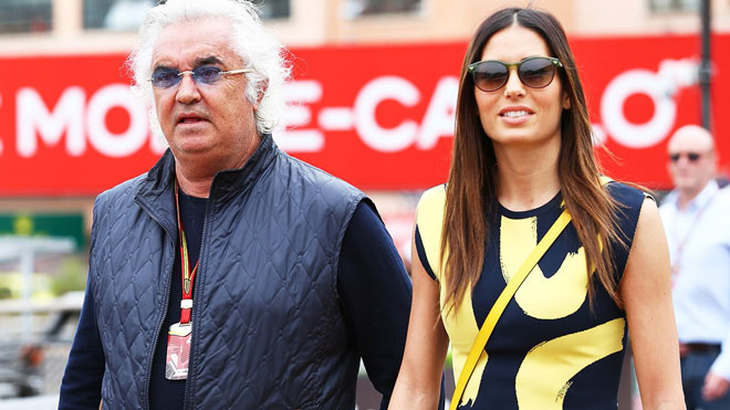 Gregoraci là vợ cũ của Flavio Briatore, ông chủ đội đua&nbsp;Benetton, nơi Schumacher thi đấu vào những năm 1990