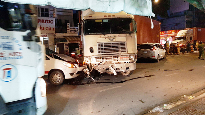 Hiện trường vụ tai nạn xe container tông taxi và ô tô