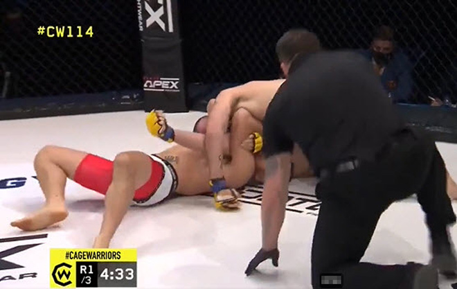 Đòn siết cổ huyền thoại tại sự kiện Cage Warriors 114