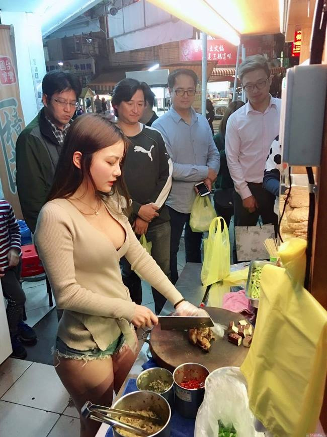 Trên đường phố Đài Loan, hình ảnh cô nàng mặc trang phục khoét trên, hở dưới đứng trước quầy thịt tiếp khách nườm nượp mua hàng đã từng gây xôn xao trên các trang mạng xã hội.
