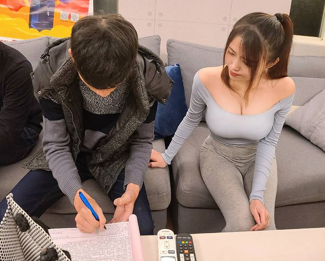 Zhang Yu nổi lên như cồn sau bức ảnh ngồi cạnh khách hàng đang kí hợp đồng trong bộ quần áo bó sát cơ thể.

