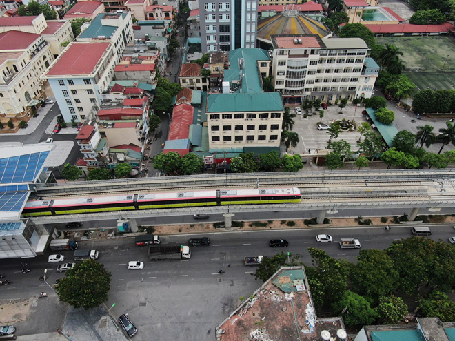 Ông Hiếu cũng cho biết, nhà thầu cơ bản đã hoàn thành thử nghiệm độc lập và đang triển khai song song các thử nghiệm tích hợp liên động hệ thống cho từng phân nhóm, bao gồm cả việc thử nghiệm đoàn tàu.