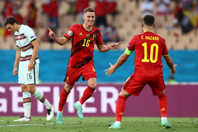 Thorgan Hazard (số 16) ăn mừng cùng anh trai mình, Eden Hazard khi lập siêu phẩm gieo sầu cho ĐT Bồ Đào Nha