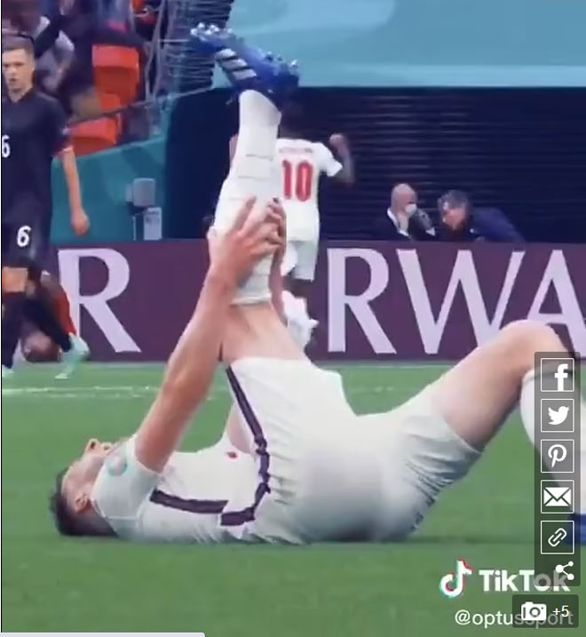 Declan Rice bị chuột rút khi cố gắng chạy đến ăn mừng cùng các đồng đội&nbsp;