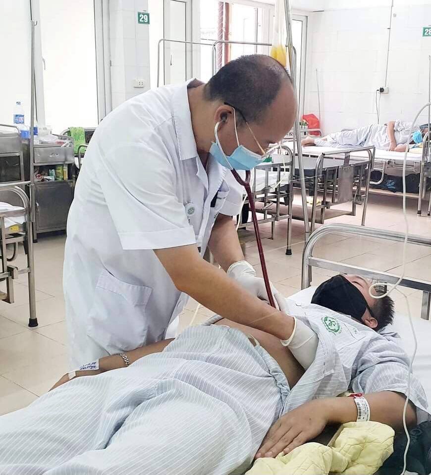 PGS.TS Đỗ Duy Cường thăm khám cho bệnh nhân tại Trung tâm bệnh nhiệt đới, Bệnh viện Bạch Mai.
