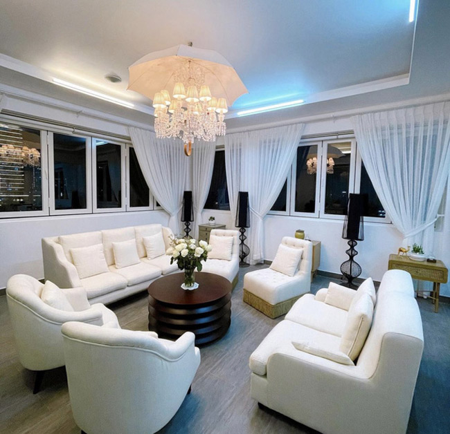 Bộ ghế sofa cùng màu trắng với rèm cửa, sơn tường, tạo nên một không gian sang trọng.
