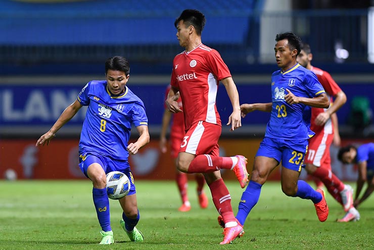 Thitiphan (số 8) giúp Pathum United dẫn trước sau hiệp 1