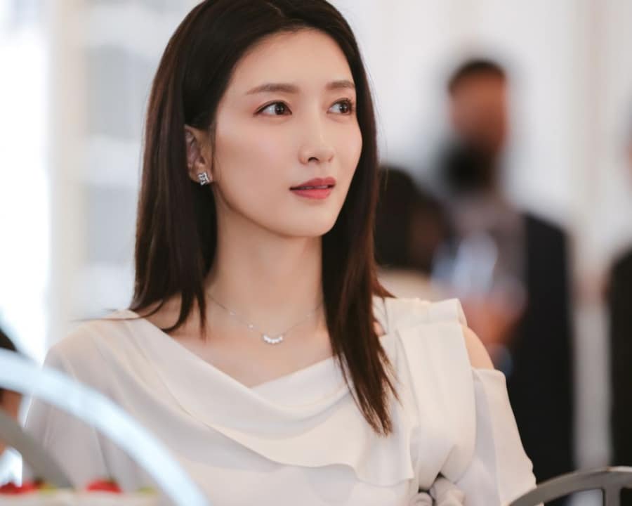 Vương Mạn Ni (Giang Sơ Ảnh) - cô gái từ tỉnh lẻ lên thành phố với khao khát cuộc sống dư dả.