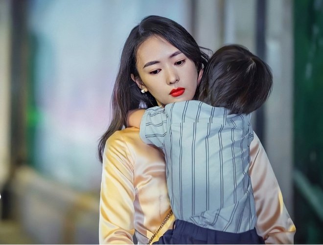 Cố Giai (Đồng Dao) - người phụ nữ nội trợ với mong muốn con trai được vào trường của giới thượng lưu.