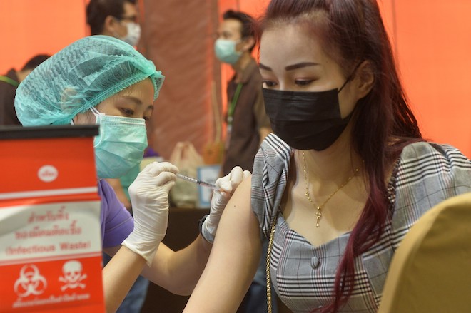 Một cô gái tiêm vaccine Covid-19 ở Bangkok, Thái Lan.
