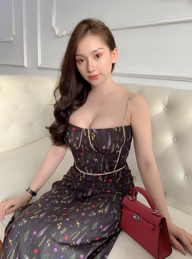 Bữa tiệc kỷ niệm 3 năm yêu nhau của cặp đôi hot girl - cầu thủ thu hút sự chú ý của dân mạng. Fan ngưỡng một tình yêu ngọt ngào của cả hai.&nbsp;
