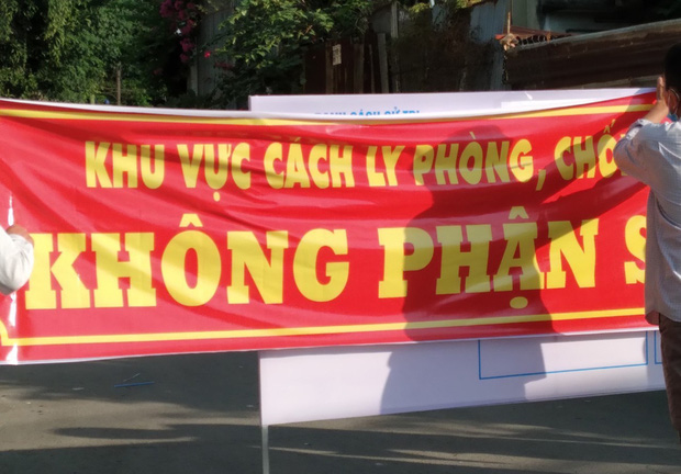 Lực lượng chức năng phong tỏa tại khu vực khu phố 2, phường Tân Vạn.