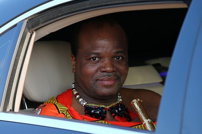 Ông là vua Mswati III của vương quốc Eswatini. Trước khi bỏ trốn, vị vua này đã sống cuộc sống xa hoa dù dân nghèo.
