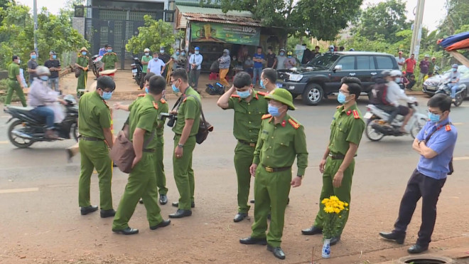 Đại tá Phạm Minh Thắng (đội mũ cối) - Phó giám đốc, Thủ trưởng Cơ quan CSĐT Công an tỉnh Đắk Lắk - chỉ đạo các lực lượng phá án