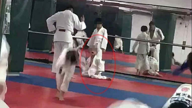 Hình ảnh bé trai 7 tuổi đau đớn khi bị vật ngã liên tiếp trong lớp học Judo. Ảnh: Apple Daily