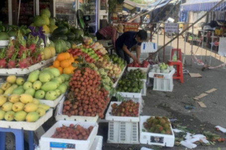TP.HCM: Nhiều chợ đóng cửa, giá rau tăng cao, thịt ế ẩm