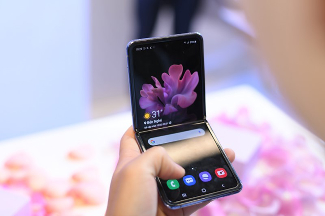 Dòng Galaxy Z Flip sẽ có nếp gấp ở giữa màn hình.