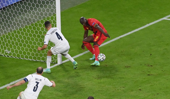 Lukaku lại "giật mình" với pha bỏ lỡ khó tin