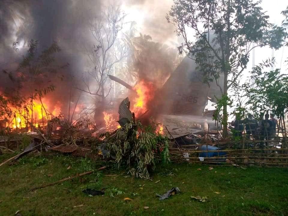 Hiện trường vụ rơi máy bay khiến ít nhất 17 người thiệt mạng ở Philippines.