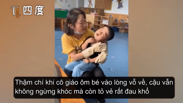 "Đau khổ" là thế nhưng một lúc sau cậu bé lại tỉnh bơ như không có chuyện gì xảy ra.