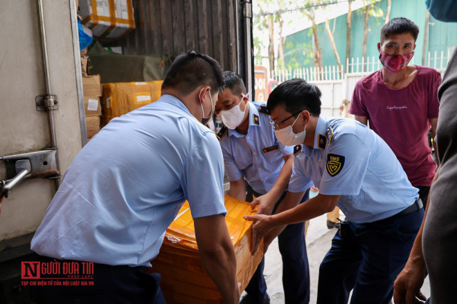 Đoàn kiểm tra đã di chuyển phương tiện về kho tại địa chỉ ngõ 124 Vĩnh Tuy (phường Vĩnh Tuy, quận Hai Bà Trưng, Hà Nội) để khám xe.