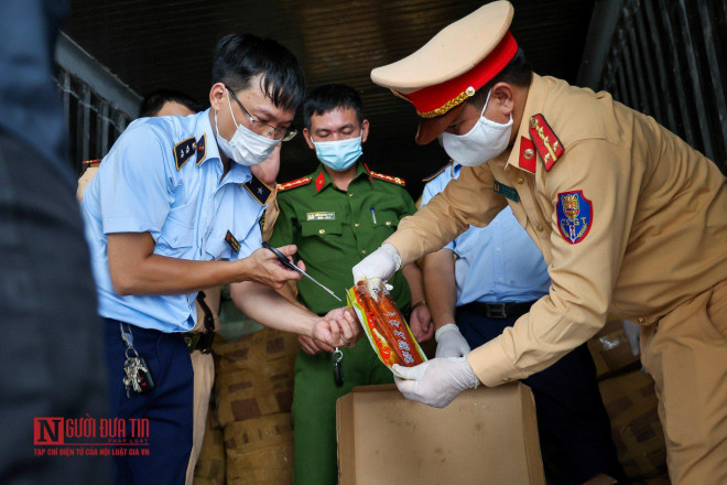 &nbsp; &nbsp;Phần lớn các loại hàng hóa đều có nhãn mác, bao bì nước ngoài.