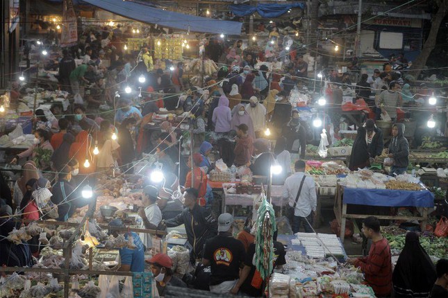 Một khu chợ ở ngoại ô Jakarta vẫn đông nghịt người. Ảnh: Reuters