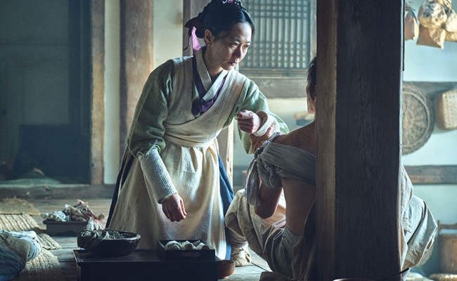 Mãi đến năm 2019, Bae Doo Na mới có bước ngoặt chính thức  khi tham gia vai y sĩ trong dự án phim của Netflix 'Kingdom'.
