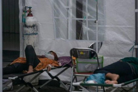Indonesia hứng 'sóng thần' COVID-19, 63 người tử vong vì bệnh viện cạn kiệt oxy